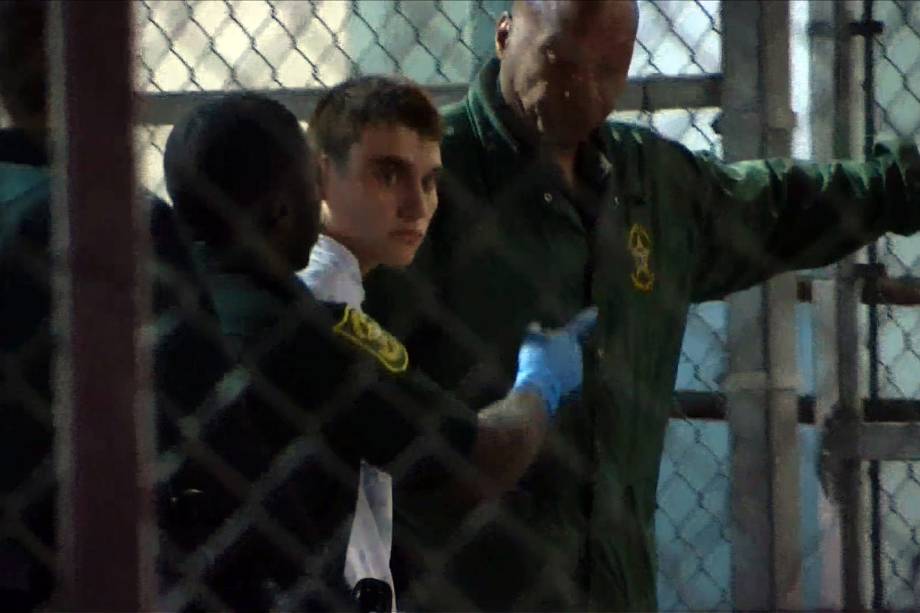 Nikolas Cruz detido pela polícia do condado de Broward em Ft. Lauderdale, Flórida após entrar fortemente armado e abrir fogo contra estudantes e professores em uma escola secundária em Parkland - 14/02/2018