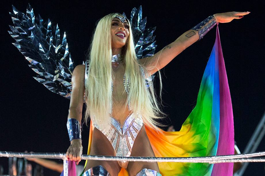 A cantora Pabllo Vittar desfila pela Beija-Flor, no segundo dia de desfiles do Carnaval do Rio