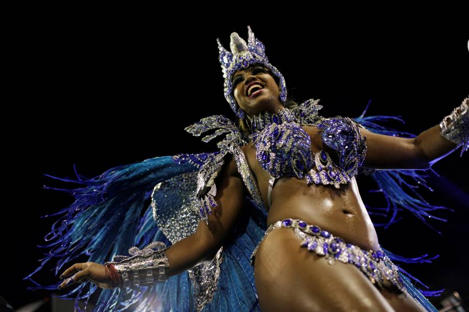 A rainha de bateria da Portela, Bianca Monteiro, samba durante o desfile da escola, na Marques de Sapucaí, Rio de Janeiro - 12/02/2018