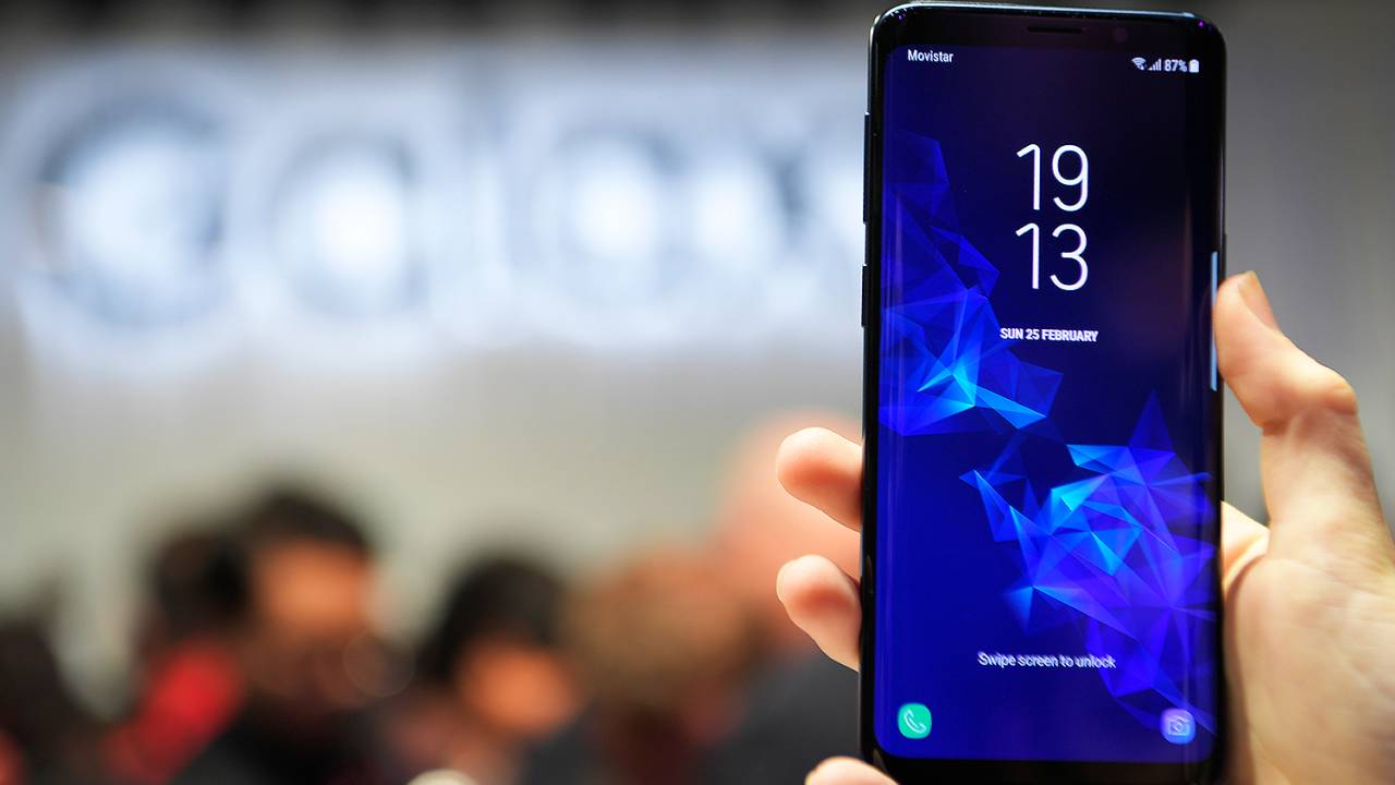 Mulher segura o celular Galaxy S9 - lançamento da Samsung - durante o Mobile World Congress, em Barcelona - 25/02/2018