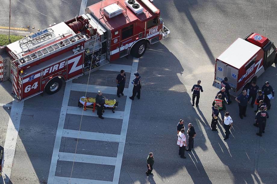 Equipes de emergência resgatam feridos após tiroteio na escola Marjory Stoneman Douglas, na Flórida