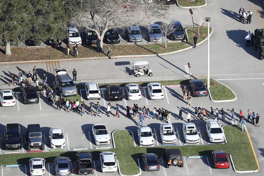 Pessoas são retiradas da escola Marjory Stoneman Douglas, após tiroteio que deixou mortos e feridos na cidade de Parkland, Flórida