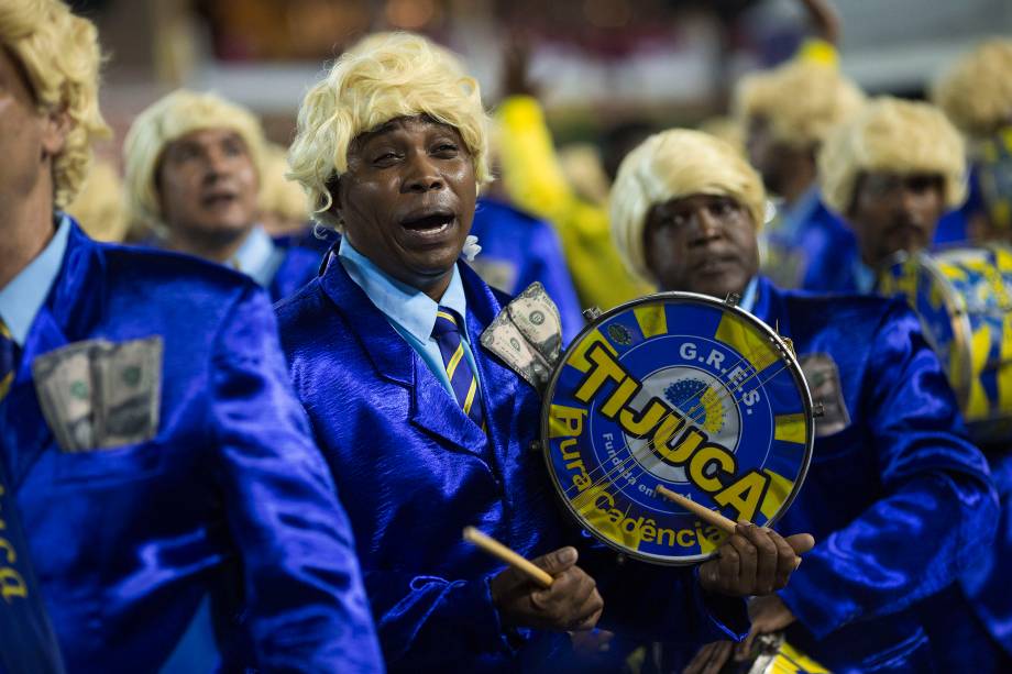 Integrantes da bateria da Unidos da Tijuca durante desfile do Grupo Especial, no Sambódromo da Marquês de Sapucaí - 12/02/2018