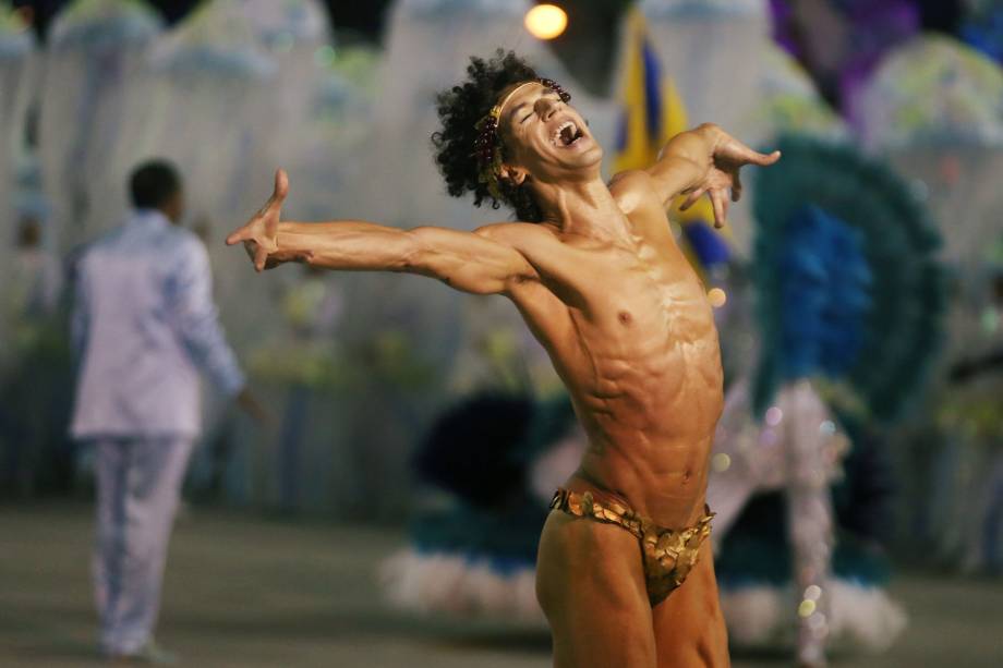 Dançarino executa performance durante o desfile da Unidos da Tijuca pelo Grupo Especial, no sambódromo do Rio de Janeiro - 12/02/2018