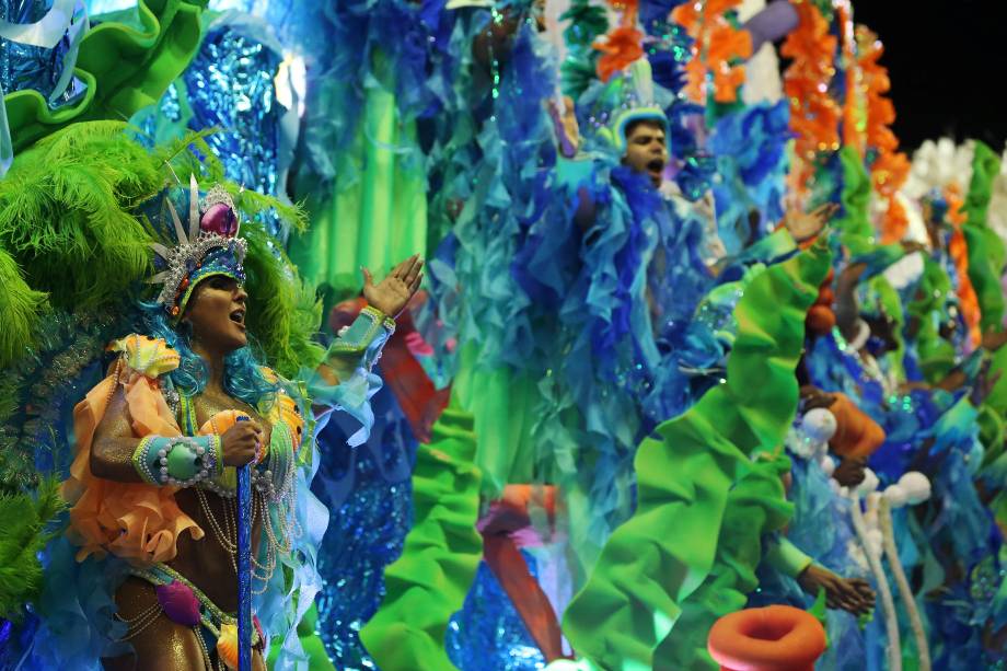 Integrantes da escola de samba Unidos da Tijuca durante o desfile do Grupo Especial, na Marques de Sapucaí, Rio de Janeiro - 12/02/2018