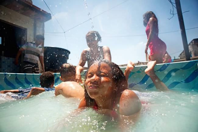 REFRESCO Lazer no quintal: Laís, de 10 anos, aproveita um momento de trégua no conflagrado Complexo do Alemão