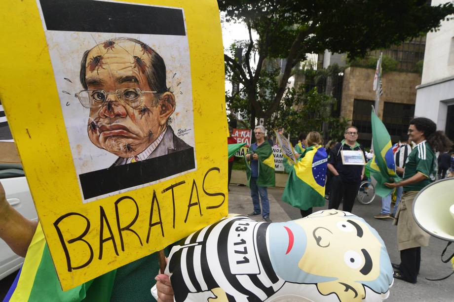 Manifestantes protestam a favor da prisão do ex-presidente Lula, que tem recurso de habeas corpus julgado pelo STF em Brasília, na tarde desta quinta. O ato acontece na região da avenida Paulista, na região central de São Paulo - 22/03/2018