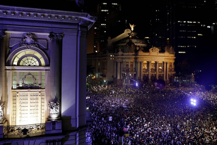 Milhares de pessoas protestam em frente a Alerj contra a morte da vereadora Marielle Franco, no Rio