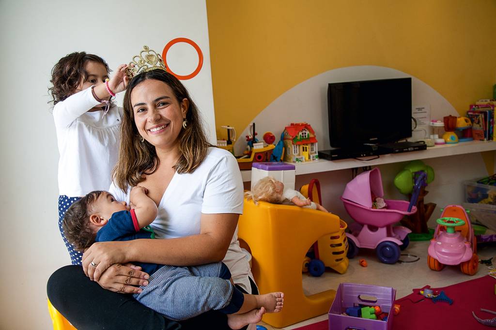 “Fui chamada de louca” – “Comecei minha carreira aos 19 anos e era apaixonada pelo que fazia. Fiquei uma década em um escritório de advocacia e depois assumi um alto cargo em uma das maiores empresas de auditoria do mundo. Trabalhava catorze horas por dia, viajava e comandava uma equipe de até cinco pessoas. A gravidez da Manuela aconteceu por acaso. Trabalhei até o dia do parto. Nos seis meses que passei com ela em casa, senti uma conexão fortíssima. Resolvi parar. Fui chamada de louca, mas não me arrependo.” Andrea Puppi, 37, contadora, com Manuela, 4, e Rafael, 1