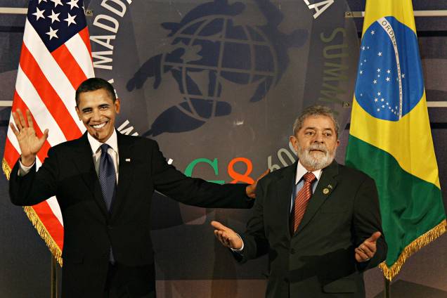 Lula em encontro com o presidente dos Estados Unidos, Barack Obama, antes de uma reunião, em 2009. Lula em encontro com o presidente dos Estados Unidos, Barack Obama, antes de uma reunião, em 2009.
