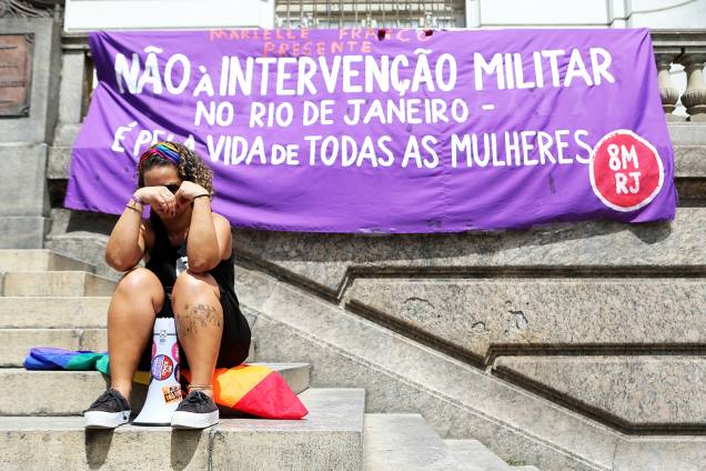 Faixa de protesto deixada em frente ao prédio da Câmara Municipal do Rio de Janeiro, onde será velado o corpo da vereadora Marielle Franco (PSOL), morta a tiros - 15/03/2018 Faixa de protesto deixada em frente ao prédio da Câmara Municipal do Rio de Janeiro, onde será velado o corpo da vereadora Marielle Franco (PSOL), morta a tiros - 15/03/2018