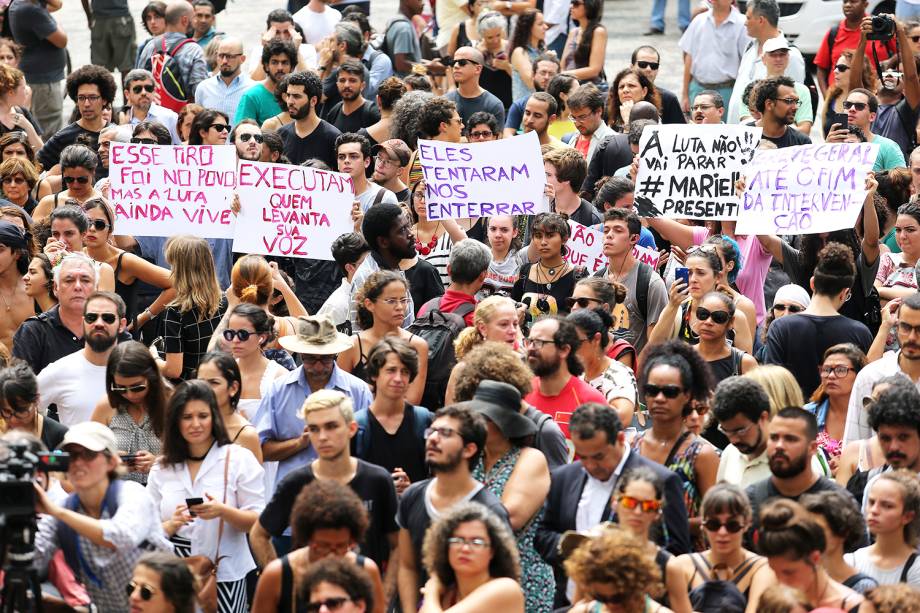 Manifestantes protestam em frente ao prédio da Câmara Municipal do Rio de Janeiro, onde será velado o corpo da vereadora Marielle Franco (PSOL), morta a tiros - 15/03/2018