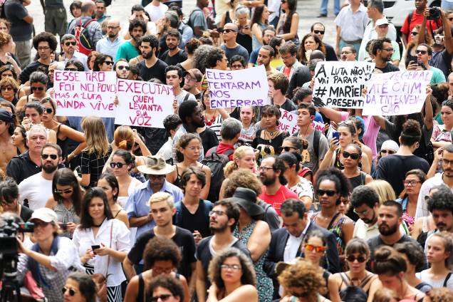 Manifestantes protestam em frente ao prédio da Câmara Municipal do Rio de Janeiro, onde será velado o corpo da vereadora Marielle Franco (PSOL), morta a tiros - 15/03/2018 Manifestantes protestam em frente ao prédio da Câmara Municipal do Rio de Janeiro, onde será velado o corpo da vereadora Marielle Franco (PSOL), morta a tiros - 15/03/2018