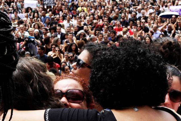 Manifestantes protestam em frente à Câmara Municipal do Rio de Janeiro (RJ), após a vereadora Marielle Franco (PSOL) ser assassinada dentro de veículo - 15/03/2018 Manifestantes protestam em frente à Câmara Municipal do Rio de Janeiro (RJ), após a vereadora Marielle Franco (PSOL) ser assassinada dentro de veículo - 15/03/2018