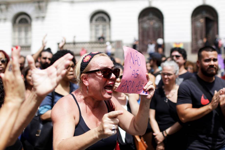 Manifestantes protestam em frente à Câmara Municipal do Rio de Janeiro (RJ), após a vereadora Marielle Franco (PSOL) ser assassinada dentro de veículo - 15/03/2018