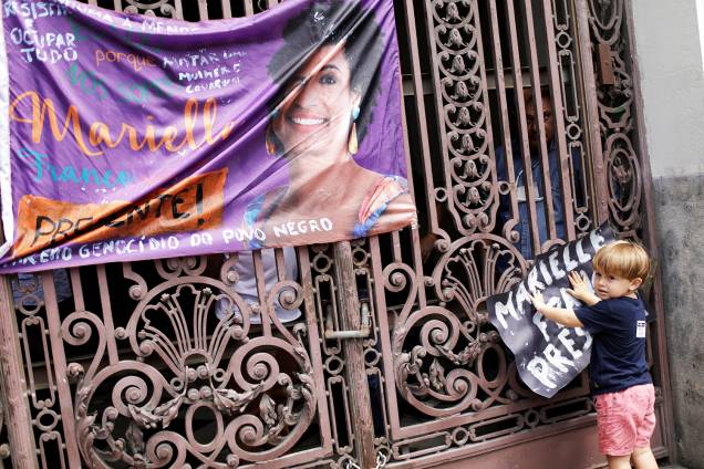 Garoto segura cartaz durante protesto realizado após o assassinato da vereadora Marielle Franco (PSOL) - 15/03/2018 Garoto segura cartaz durante protesto realizado após o assassinato da vereadora Marielle Franco (PSOL) - 15/03/2018