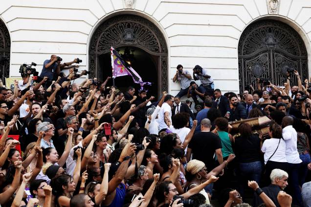 Apoiadores de Marielle Franco (PSOL-RJ) acompanham chegada do corpo da parlamentar na Câmara Municipal do Rio de Janeiro,onde será velada - 15/03/2018 Apoiadores de Marielle Franco (PSOL-RJ) acompanham chegada do corpo da parlamentar na Câmara Municipal do Rio de Janeiro,onde será velada - 15/03/2018