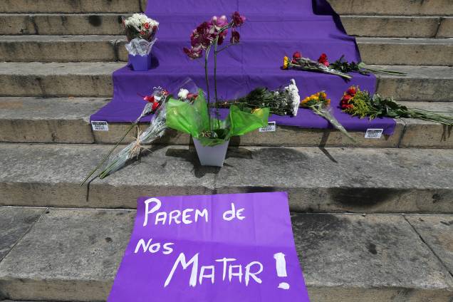 Flores são vistas na escadaria da Câmara Municipal do Rio, durante velório da vereadora Marielle Franco (PSOL-RJ), morta a tiros na regiã central da capital carioca - 15/03/2018 Flores são vistas na escadaria da Câmara Municipal do Rio, durante velório da vereadora Marielle Franco (PSOL-RJ), morta a tiros na regiã central da capital carioca - 15/03/2018