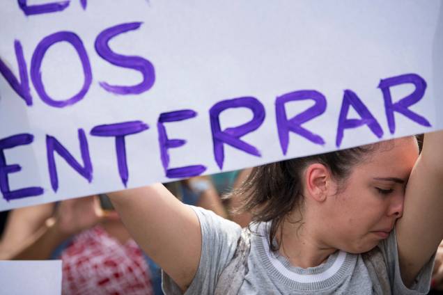 Manifestante chora durante protesto realizado na Câmara Municipal do Rio, em apoio à Marielle Franco (PSOL), morta a tiros dentro de veículo na região central da capital fluminense - 15/03/2018 Manifestante chora durante protesto realizado na Câmara Municipal do Rio, em apoio à Marielle Franco (PSOL), morta a tiros dentro de veículo na região central da capital fluminense - 15/03/2018