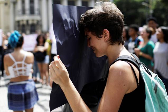 Manifestante chora durante protesto realizado na Câmara Municipal do Rio, em apoio à Marielle Franco (PSOL), morta a tiros dentro de veículo na região central da capital fluminense - 15/03/2018 Manifestante chora durante protesto realizado na Câmara Municipal do Rio, em apoio à Marielle Franco (PSOL), morta a tiros dentro de veículo na região central da capital fluminense - 15/03/2018
