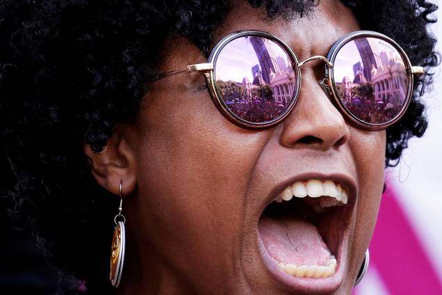 Manifestante participa de protesto realizado na Câmara Municipal do Rio, em apoio à Marielle Franco (PSOL), morta a tiros dentro de veículo na região central da capital fluminense - 15/03/2018 Manifestante participa de protesto realizado na Câmara Municipal do Rio, em apoio à Marielle Franco (PSOL), morta a tiros dentro de veículo na região central da capital fluminense - 15/03/2018