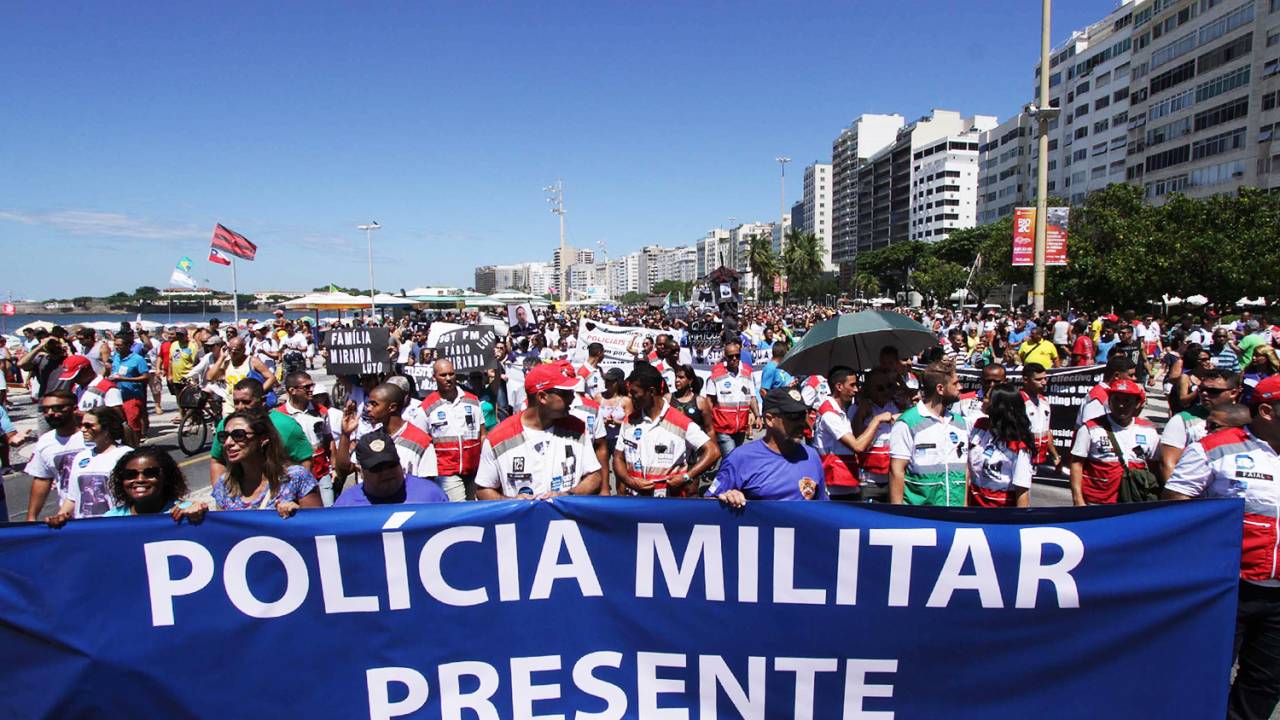 Protesto contra a morte de policiais, na orla da Praia de Copacabana, no Rio de Janeiro (RJ). O deputado Jair Bolsonaro participa do ato - 25/03/2018