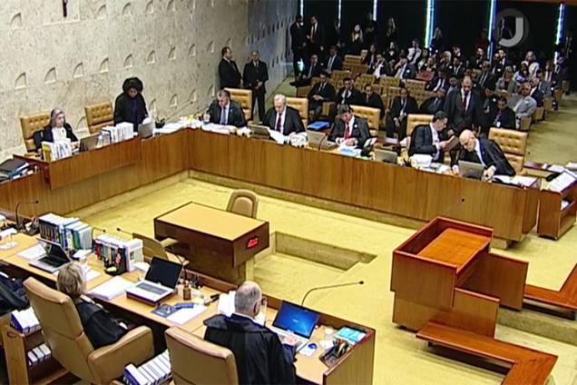 No dia 22 de março, por 7 votos a favor e 4 contrários, o Supremo Tribunal Federal (STF) reconheceu que tem competência para julgar o habeas corpus (HC) preventivo da defesa do ex-presidente, na intenção de evitar a prisão de Lula. Entretanto, os ministros deixaram para depois do feriado de Páscoa o julgamento que decidiria se Lula poderia recorrer em liberdade até a segunda instância, e concederam liminar para que o petista não fosse preso até o encerramento da tramitação do HC no Tribunal, no dia 4 de abril. No dia 22 de março, por 7 votos a favor e 4 contrários, o Supremo Tribunal Federal (STF) reconheceu que tem competência para julgar o habeas corpus (HC) preventivo da defesa do ex-presidente, na intenção de evitar a prisão de Lula. Entretanto, os ministros deixaram para depois do feriado de Páscoa o julgamento que decidiria se Lula poderia recorrer em liberdade até a segunda instância, e concederam liminar para que o petista não fosse preso até o encerramento da tramitação do HC no Tribunal, no dia 4 de abril.