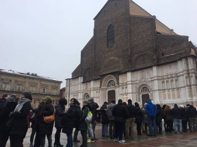 Fila para a missa na Piazza Magiore, a principal de Bolonha Fila para a missa na Piazza Magiore, a principal de Bolonha