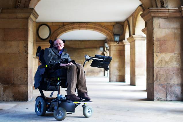 O físico Stephen Hawking posa para foto em Cambridge - 09/12/2014 O físico Stephen Hawking posa para foto em Cambridge - 09/12/2014