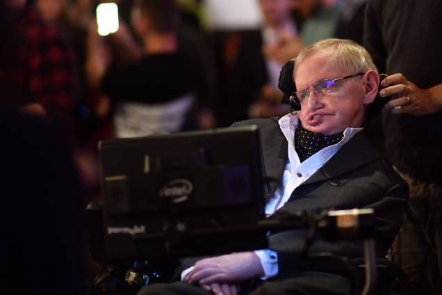 O professor Stephen Hawking é visto durante sua chegada ao Cambridge Union, no condado de Cambridgeshire, Inglaterra - 21/11/2017 O professor Stephen Hawking é visto durante sua chegada ao Cambridge Union, no condado de Cambridgeshire, Inglaterra - 21/11/2017