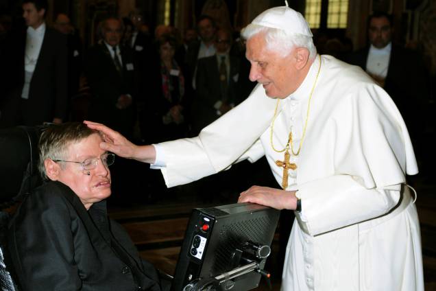 O físico Stephen Hawking recebe bênção do Papa Bento XVI no Vaticano - 31/10/2008 O físico Stephen Hawking recebe bênção do Papa Bento XVI no Vaticano - 31/10/2008