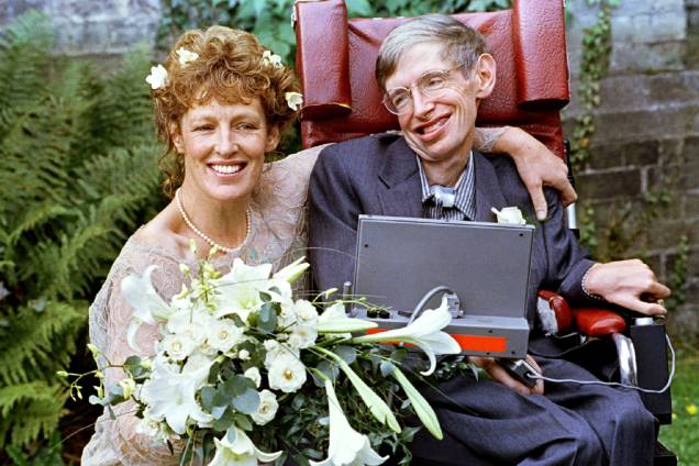 Stephen Hawking e sua esposa Elaine Mason, no dia do matrimônio, realizado na igreja de St. Barnabus - 16/09/1995 Stephen Hawking e sua esposa Elaine Mason, no dia do matrimônio, realizado na igreja de St. Barnabus - 16/09/1995