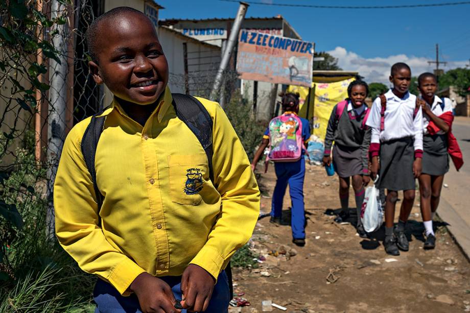 SORRISO E SILÊNCIO - Aos 14 anos, o estudante Tshepo Natamela (à esq.) conta que sua família sentiu na pele os efeitos do regime de segregação racial, mas prefere não levantar o assunto em casa. “É um machucado que ficou para eles. Para mim, não, a vida é boa, é leve, e eu adoro falar dela”