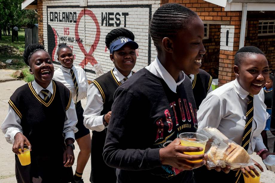 “Cool, oh man” - A turma da Orlando West High School, escola onde o levante de Soweto começou, não larga o celular, bate ponto no estádio de futebol, devora séries americanas e não presta atenção na política: sobre os protestos que mudaram o curso da África do Sul, em 1976, eles ouvem falar na aula de história