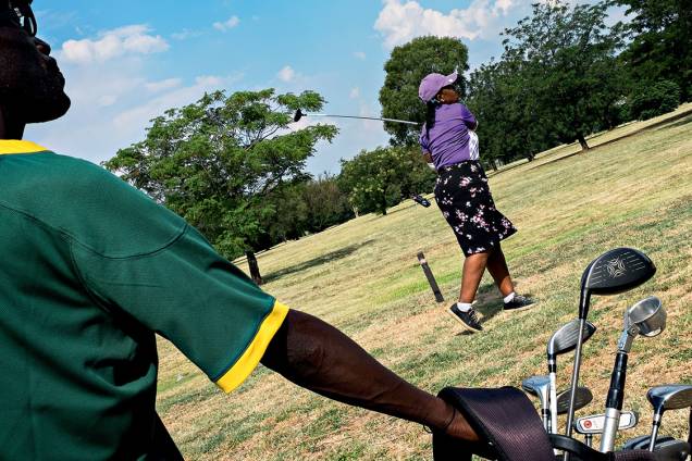 Tacada de mestre - O recém-reformado Soweto Country Club é um negócio que floresce junto com o crescimento de uma classe negra afluente: farto crédito distribuído depois do desmantelamento do apartheid fez emergir um vigoroso empreendedorismo na vizinhança Tacada de mestre - O recém-reformado Soweto Country Club é um negócio que floresce junto com o crescimento de uma classe negra afluente: farto crédito distribuído depois do desmantelamento do apartheid fez emergir um vigoroso empreendedorismo na vizinhança