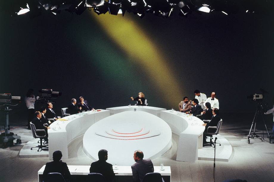 Em 1989, candidata-se à presidência da República pela primeira vez, e participa de debate com outros postulantes, na Rede Bandeirantes.