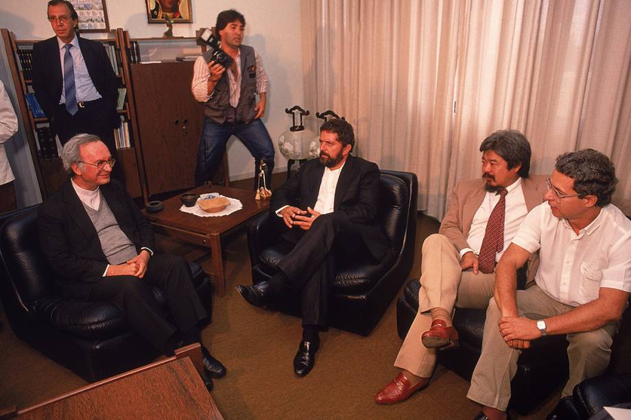 Lula conversa, em 1989, com o arcebispo de Mariana, Dom Luciano Mendes de Almeida, engajado em causas sociais, e na redemocratização do país, Dom Luciano Mendes de Almeida, com o deputado e um dos fundadores do PT, Luiz Gushiken, e Frei Betto, também ligado às causas sociais à erradicação da fome.