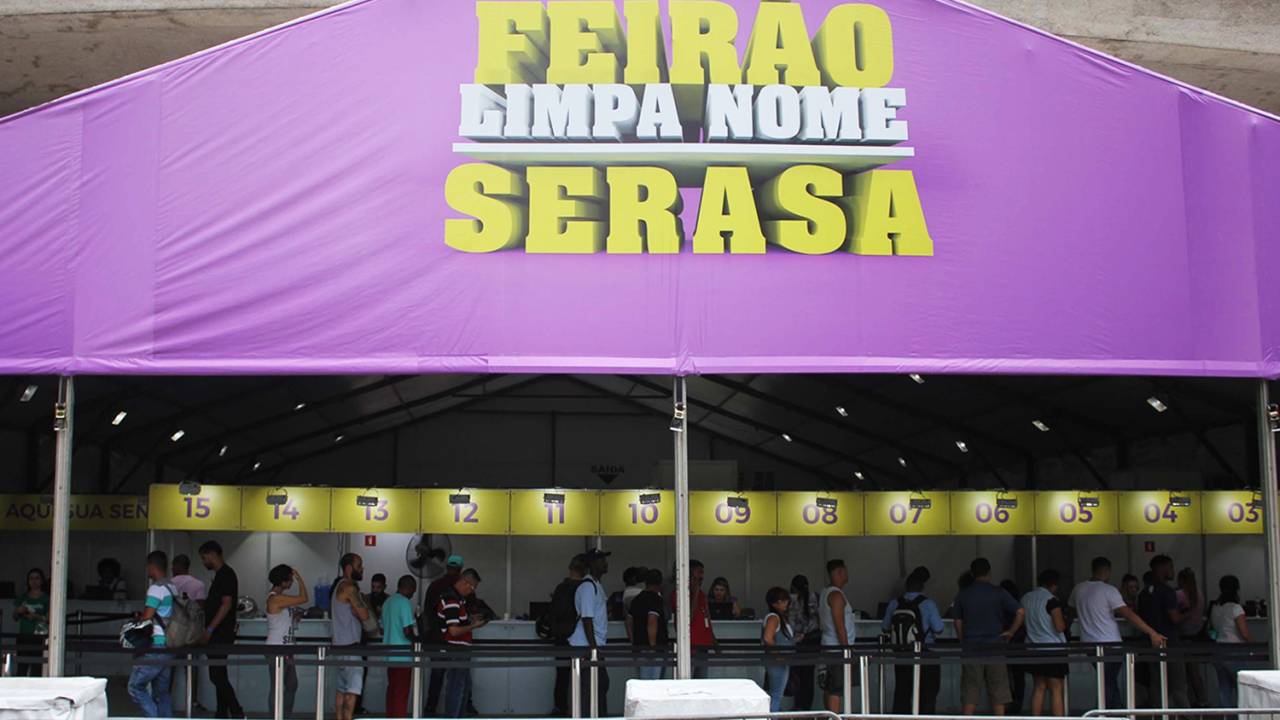 Acontece no Vale do Anhangabaú, em São Paulo (SP), o Feirão Limpa Nome, para que pessoas com nome sujo possam negociar suas dívidas com bancos, financeiras e recuperadoras.