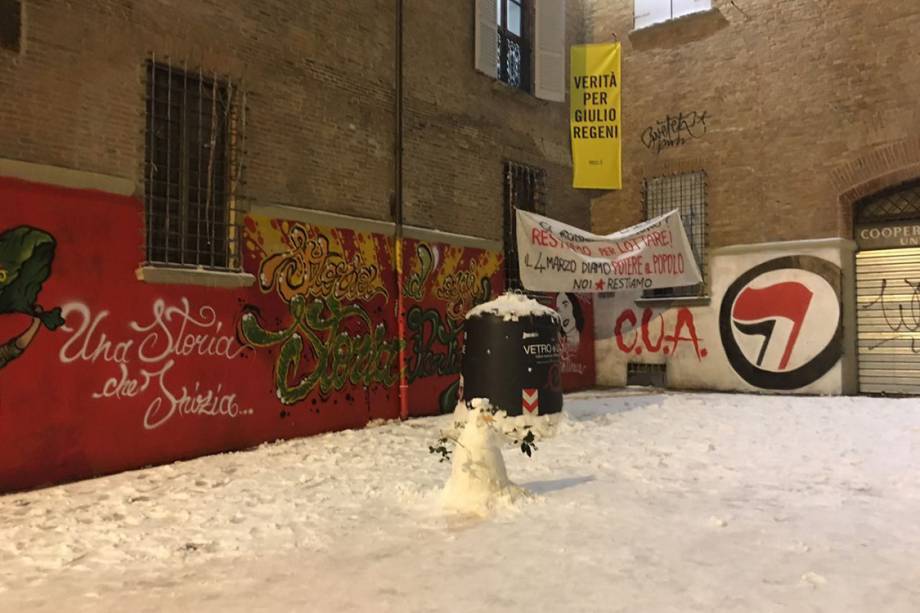 Boneco de neve na Piazza Verdi, nos arredores da Universidade de Bolonha: um dos principais redutos da esquerda italiana nem parece estar às vésperas de eleições