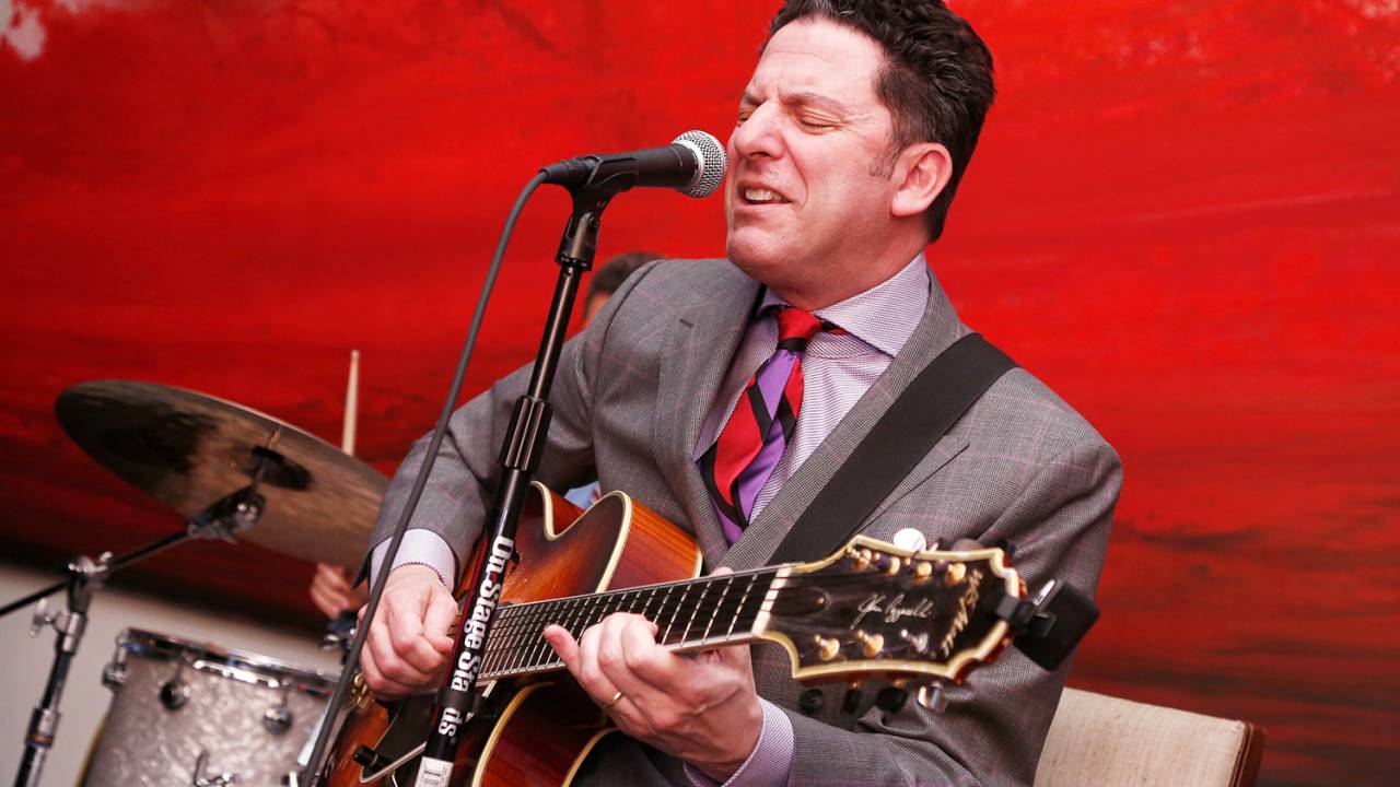 O guitarrista John Pizzarelli se apresenta na cidade de Nova York