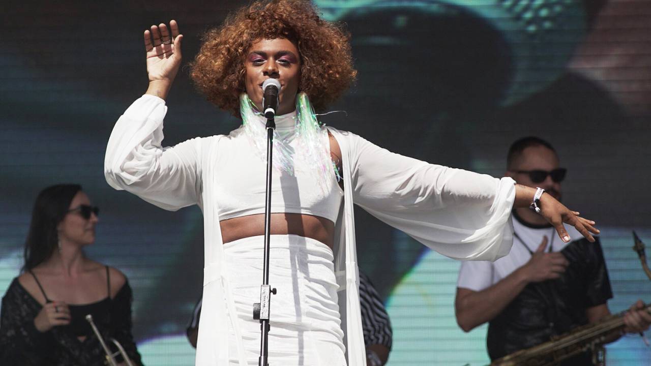 Liniker se apresenta durante o segundo dia do festival Lollapalooza, no Autódromo de Interlagos - 24/03/2018