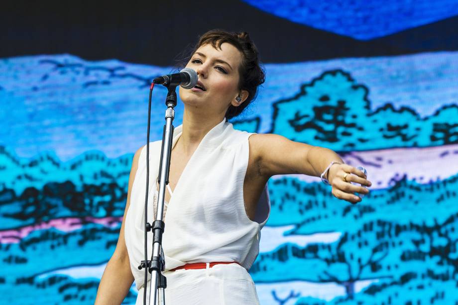 A cantora Mallu Magalhães se apresenta no palco AXE, durante o primeiro dia do Lollapalooza, realizado no Autódromo de Interlagos, zona sul de São Paulo (SP) - 23/03/2018