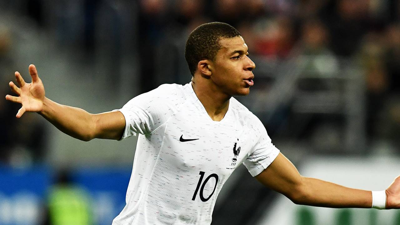 Kylian Mbappe comemora após marcar gol contra a Rússia - 27/03/2018