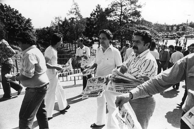 Em 1º de maio de 1978, os futuros presidentes do país, Luiz Inácio Lula da Silva e Fernando Henrique Cardoso distribuíam panfletos a trabalhadores na porta de uma montadora de carros em São Bernardo do Campo. Naquele ano, FHC era candidato ao Senado pelo MDB e contava com a ajuda e a popularidade de Lula para angariar votos dos operários. Em 1º de maio de 1978, os futuros presidentes do país, Luiz Inácio Lula da Silva e Fernando Henrique Cardoso distribuíam panfletos a trabalhadores na porta de uma montadora de carros em São Bernardo do Campo. Naquele ano, FHC era candidato ao Senado pelo MDB e contava com a ajuda e a popularidade de Lula para angariar votos dos operários.
