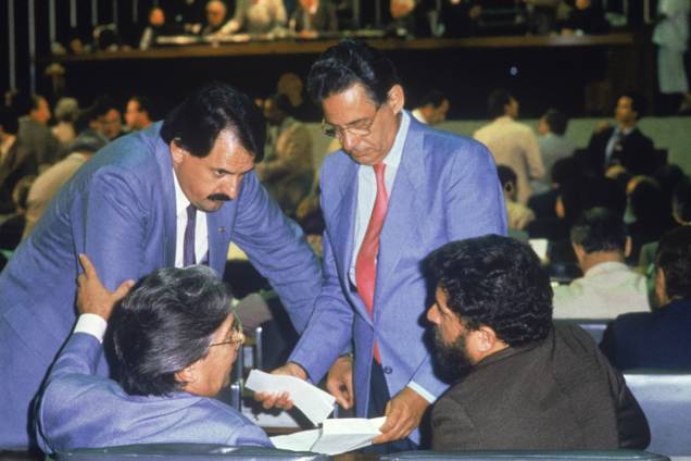 Fernando Henrique Cardoso, Mário Covas e Lula durante a votação do Pacote Social da Assembleia Constituinte, em 1988.<div class="day-content"><div class="list-posts"><div class="item"><div class="content-txt"> </div></div></div></div> Fernando Henrique Cardoso, Mário Covas e Lula durante a votação do Pacote Social da Assembleia Constituinte, em 1988.<div class="day-content"><div class="list-posts"><div class="item"><div class="content-txt"> </div></div></div></div>