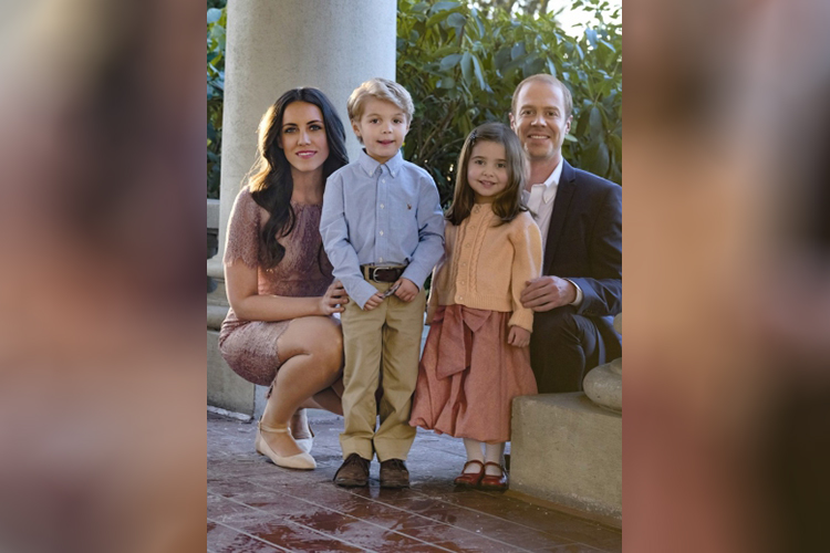 Laura Mitchel e Burgess Abernethy interpretam William e Kate Middleton, enquanto os pequenos Preston Karwat e Briella Wintraub fazem o papel de George e Charlotte