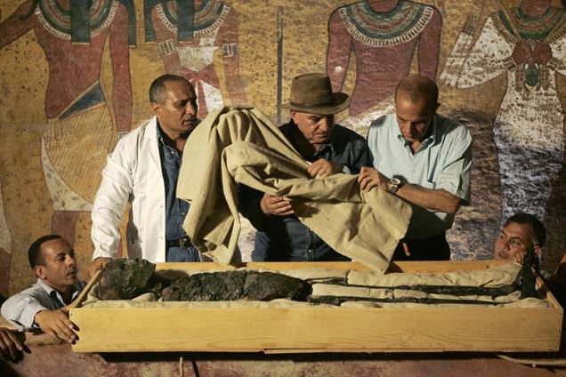 Zahi Hawass surpevisiona a remoção das faixas da múmia de Tutankhamun da sua tumba para estudos científicos posteriores Zahi Hawass surpevisiona a remoção das faixas da múmia de Tutankhamun da sua tumba para estudos científicos posteriores