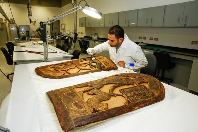 Restaurador Ahued El Sheikka cuida de uma restauração completa em dois escudos da tumba de Tutankhamun. Restaurador Ahued El Sheikka cuida de uma restauração completa em dois escudos da tumba de Tutankhamun.