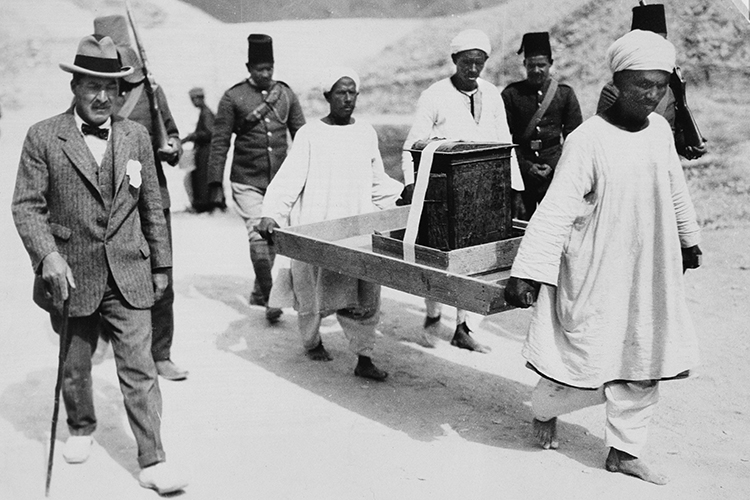 Howard Carter acompanha o santuário dourado de Tutankhamun em seu caminho para ser trabalhado na tumba KV15 para avaliação e empacotamento Howard Carter acompanha o santuário dourado de Tutankhamun em seu caminho para ser trabalhado na tumba KV15 para avaliação e empacotamento