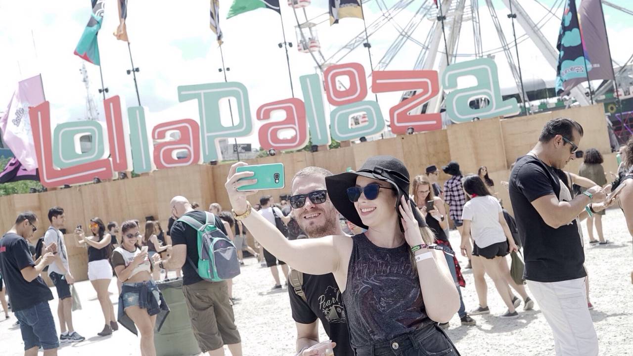 Público posa em frente ao letreiro do Lollapalooza